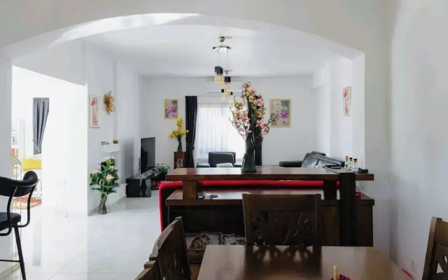 Villa for 9 Guests, Pool, Parking, Walk to Beach