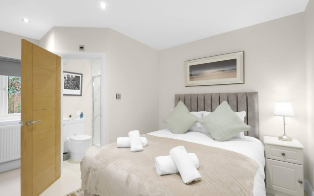 Modern Comfort 2-Bedroom, 2-Bathroom House