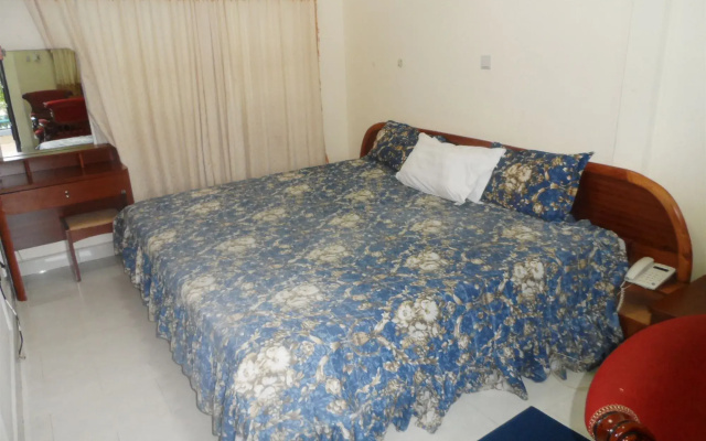 De Holiday Beach Hotel
