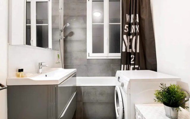 Bright Champerret Apartment Fits 4 in Paris 17th!