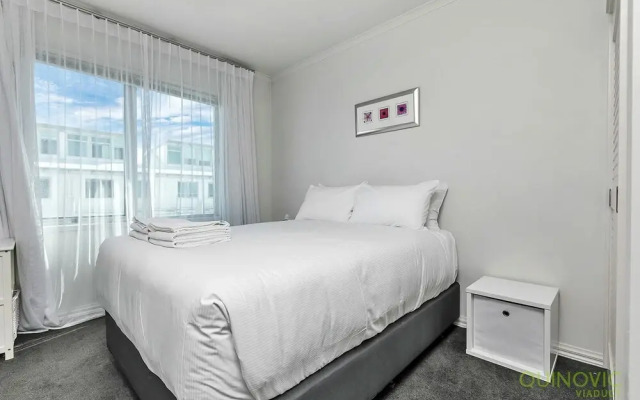 QV Spacious Waterfront with Carpark -962