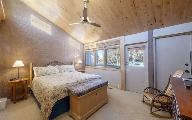 Park Avenue Upgraded 2 Bedroom Condominiums