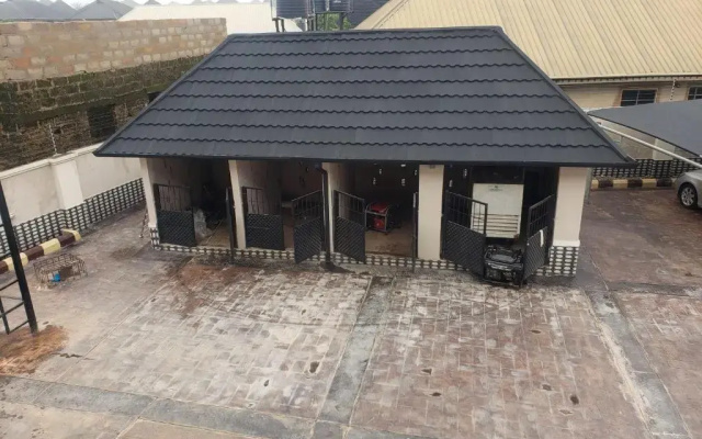 Deluxe 3 BR Apartment with Free WIFI
