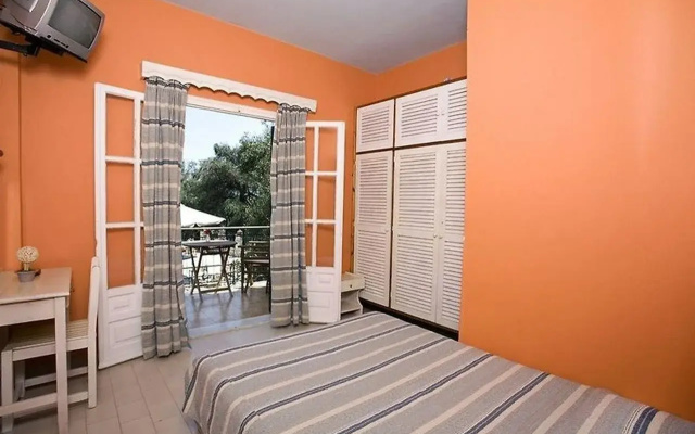 Yannis Servos Barbati Apartments