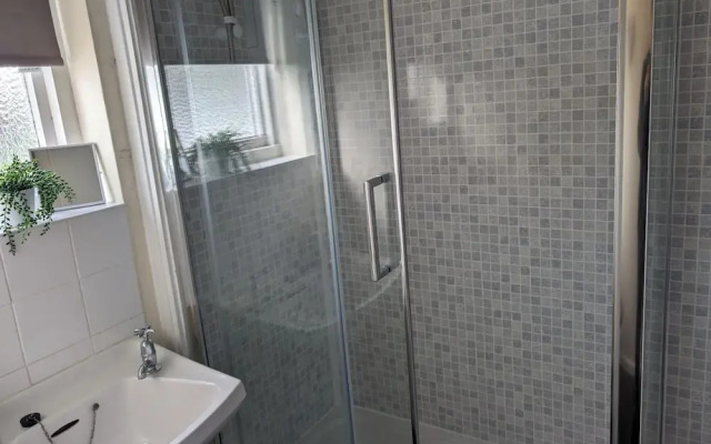 2 Bed Chalet - Sleeps 5 - Free Parking - Tv