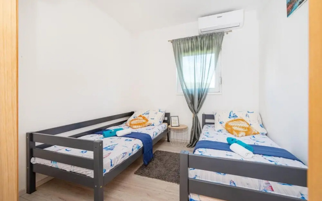 Amazing Home in Turanj With 3 Bedrooms, Jacuzzi and Wifi