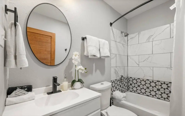 Central Houston Studio Near Eado and Downtown