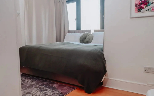 Elizabeth Line Retreat Modern 2BR Flat in Hayes