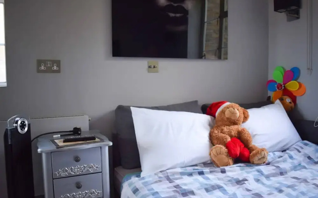 Modern 2 Bedroom Flat with A/C in Westminster