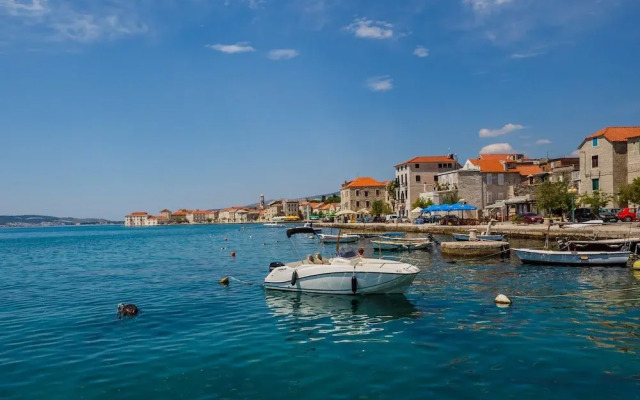 Lovely 1-bed Apartment With Patio in Kastel Stari