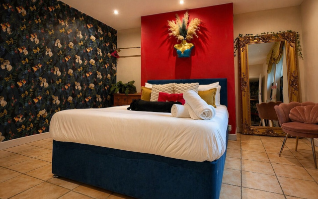 1 Bed Flat - Sleeps 5 - Pet Friendly - Parking