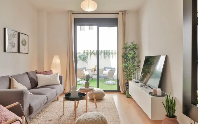 Deluxe Apartment Downtown with Pool and Parking