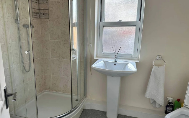 House - Sleeps 12 - Parking - Wifi