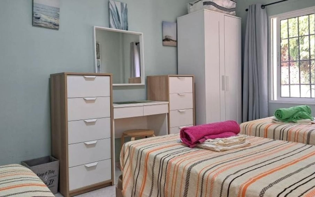 2 Bed Villa - Sleeps 5 - Private Pool & Garden