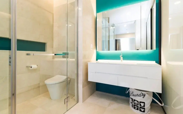 Chic Tropicana Home by Guestready