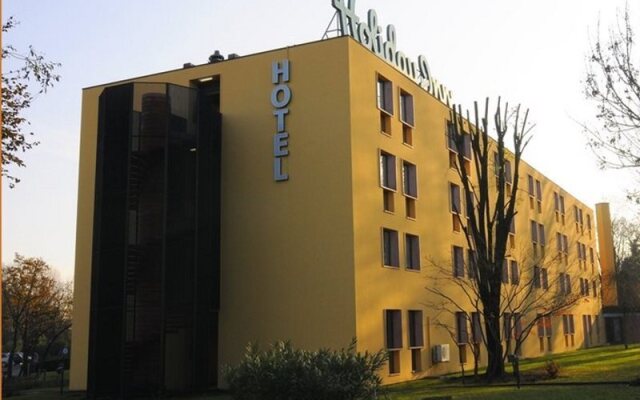 Отель Holiday Inn Milan Linate Airport Италия, Пескьера-Борромео - отзывы, цены и фото номеров - забронировать отель Holiday Inn Milan Linate Airport онлайн вид на фасад