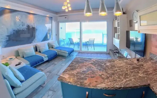 Deluxe Beach Apartment- Sleeps 2 & Private Terrace