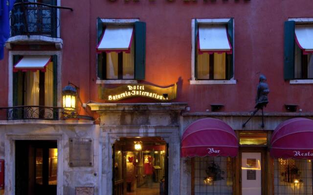 Hotel Saturnia & International вид на фасад
