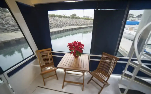 houseboat