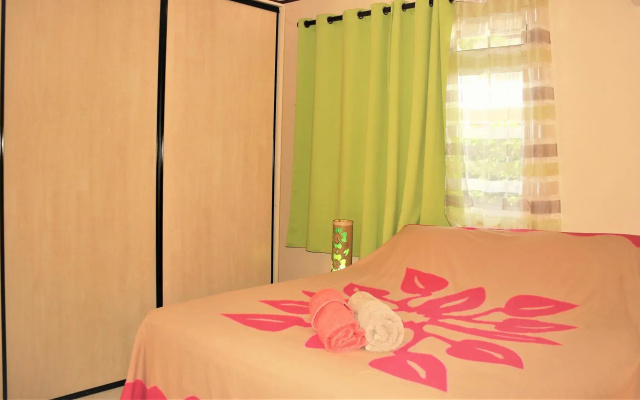 Tahiti - Sanny's Place Room & Pool