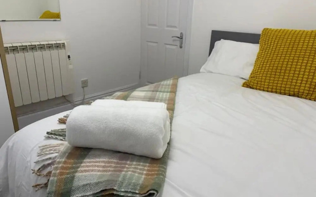 Near Etihad/coop Live - Parking - Wifi - Sleeps 4