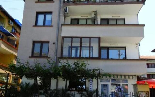 Отель Guest House Rositsa вид на фасад