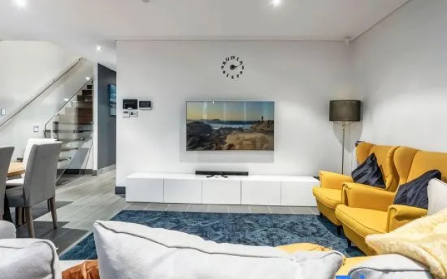 Large home, pool, Central, Walk to Beach 5 min