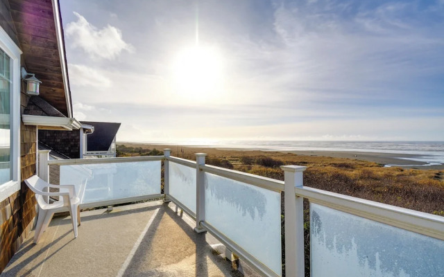 Oceanfront Moclips Escape w/ Deck & Beach Access!