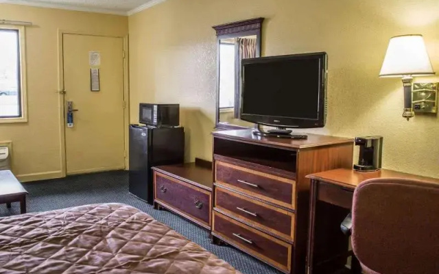 Rodeway Inn & Suites Plymouth