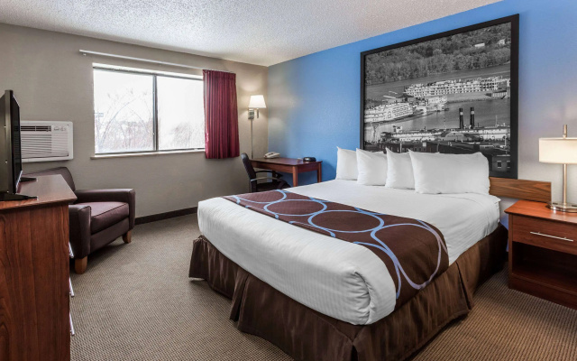 Super 8 by Wyndham Dubuque
