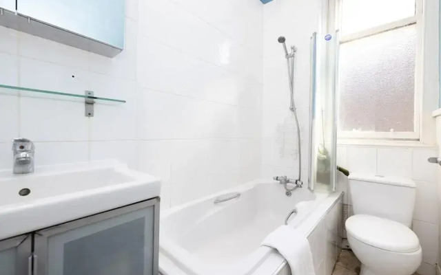 ALTIDO Gorgeous 1-bed flat with a shared garden