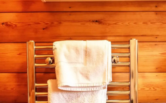 Brenin 3 Bedroom rural wood Lodge