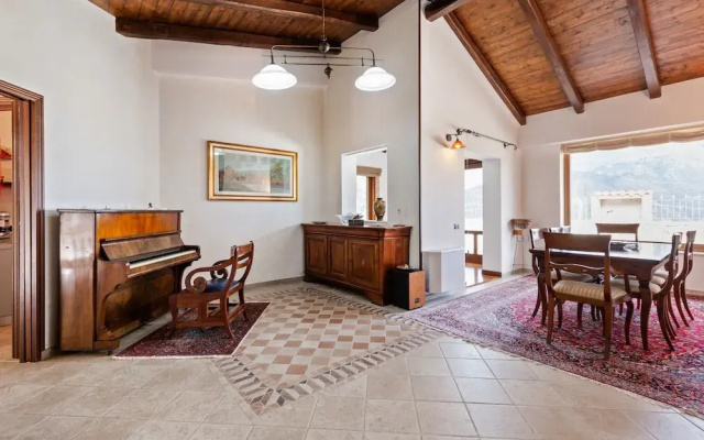 Valley View Villa in San Mango D'aquino with Hot Tub