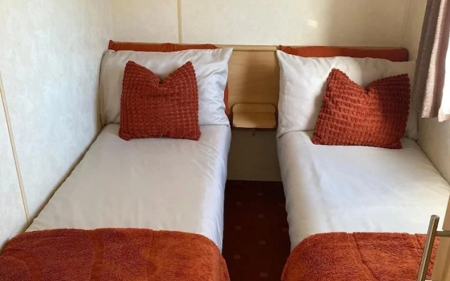 Caravan Sleeps 8 With Parking and Patio