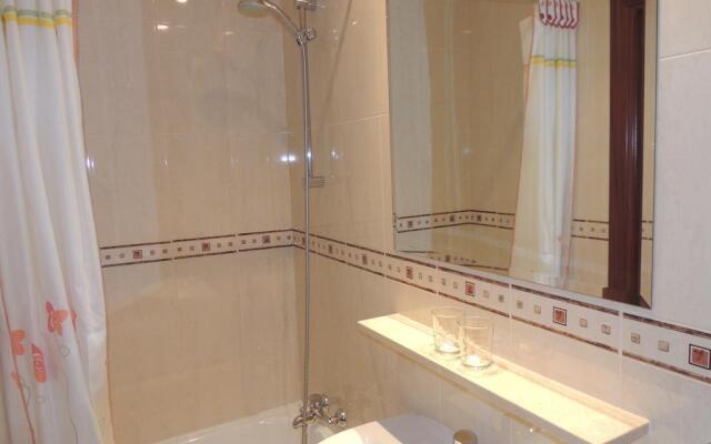 Отель Hostal Gonzalo Мадрид комната для гостей