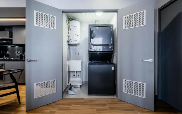 w Stunning 2BR w Great Deco in Centriqo