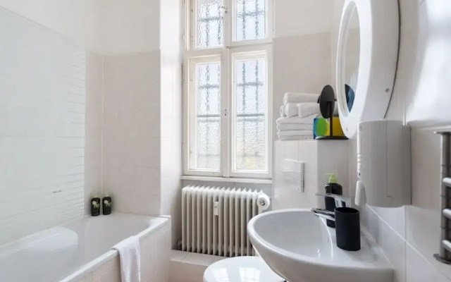 Primeflats - Huge Apartment at Gasometer 17