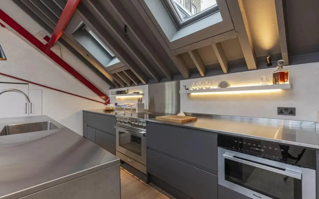 Stylish 2-bed loft apartment near Battersea Park, South London