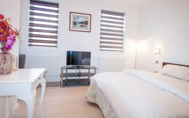 Stunning Split Level Spacious Studio Flat