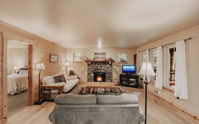 95gs - Hot Tub - Wifi - Pets Ok - Sleeps 4 2 Bedroom Home by RedAwning