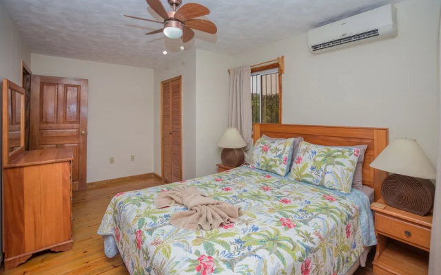 Roatan Ocean View- 2nd Floor 2 Bedroom Apts by RedAwning