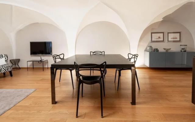 Santo Stefano Elegant Apartment by Wonderful Italy