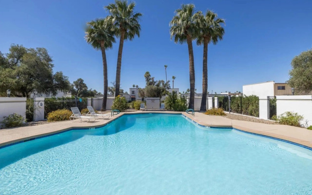 Scottsdale Orange Blossom 3 Bedroom Townhouse by RedAwning
