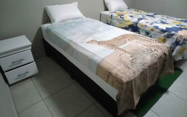 Lovely Rosebank 1-bedroom condo with pool & cinema