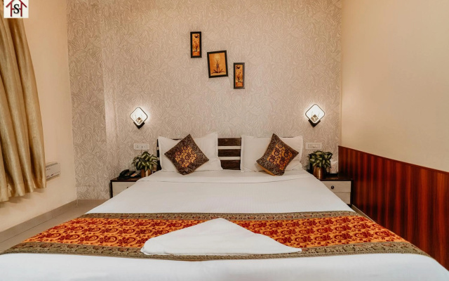 Hotel Sahu Near Kashi Vishwanath Temple Gate