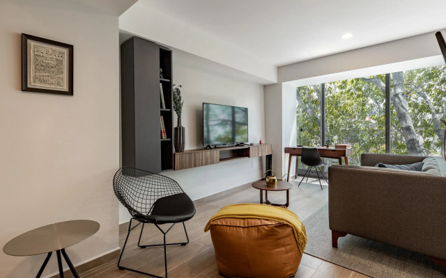 Casai Roma 1 BR Bright Condo