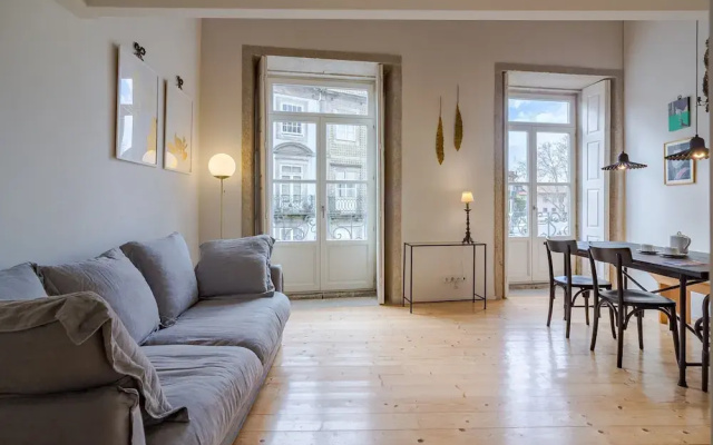 Charming Apartment With Convenient City Access