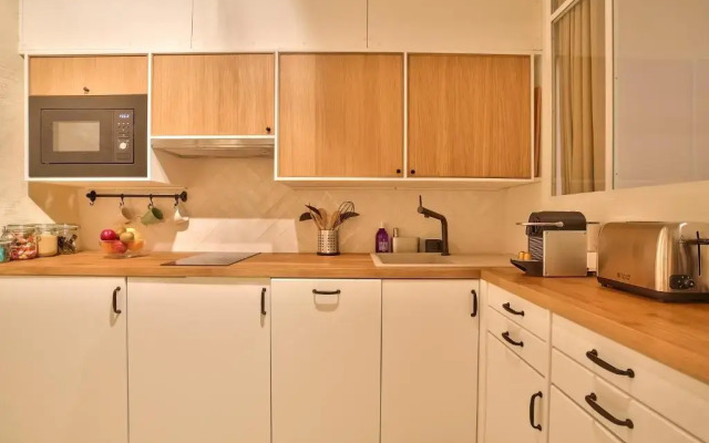 New Stunning 4 Bdrs Apt, With AC – Le Marais