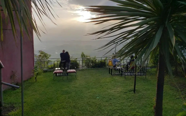 Top Twelve Hotel