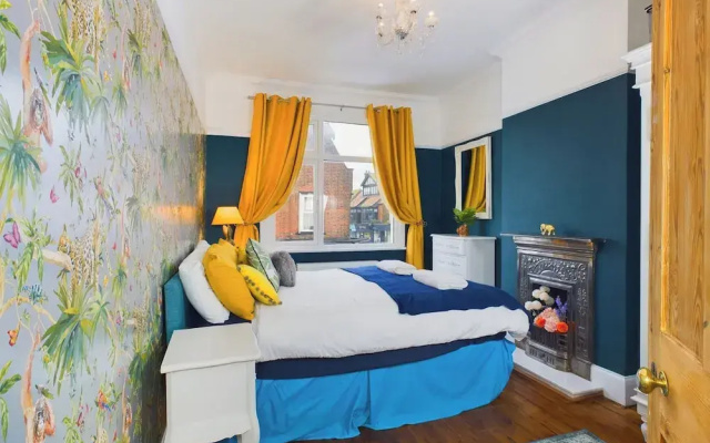Unique 2 bed Leigh-on-sea- With Real Piano